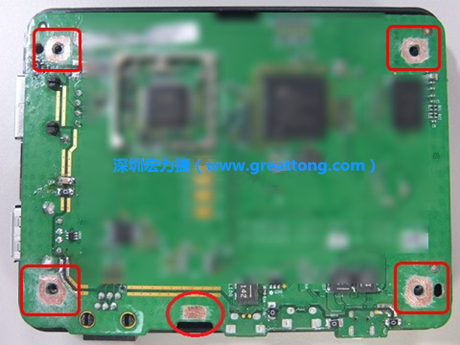 手動(dòng)去綠漆。使用傳統(tǒng)的刀片去除綠漆后的效果。