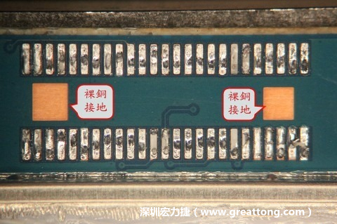 把板對(duì)板連接器全部移除，發(fā)現(xiàn)其下方板子共有兩個(gè)裸銅的方形設(shè)計(jì)。
